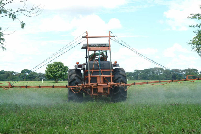Tractor fumigando cultivo