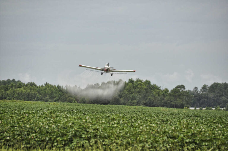 Avi&oacute;n fumigando cultivo.